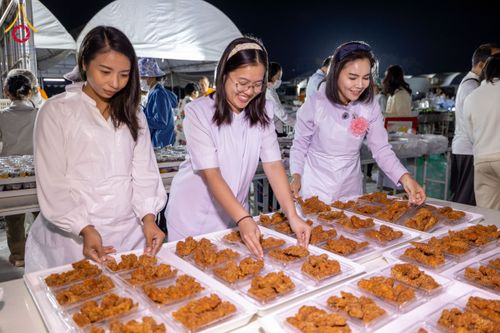 ภาพ No.193568:สาธุชนถวายภัตตาหารเป็นสังฆทาน แด่พระธรรมยาตรา ณ อนุสรณ์สถานคลองบางนางแท่น อ.สามพราน จ.นครปฐม ในโครงการธรรมยาตรา กตัญญูบูชา มหาปูชนียาจารย์ พระมงคลเทพมุนี(สด จนฺทสโร) พระผู้ปราบมาร อนุสรณ์สถาน 7 แห่ง ปีที่ 13 วันที่ 11 มกราคม พ.ศ. 2568