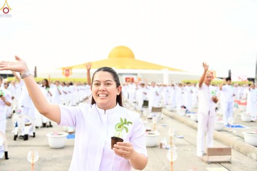 ภาพ No.252876:วันที่ 10 ตุลาคม พ.ศ. 2568 พิธีปลูกต้นทรัพย์บานชื่น ณ ลานธรรม วัดพระธรรมกาย