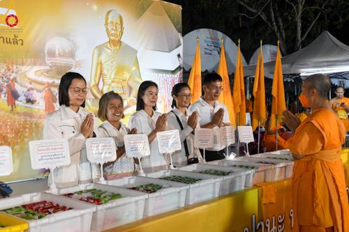 ภาพ No.108426:ถวายภัตตาหารเป็นสังฆทาน แด่คณะพระธรรมยาตราฯ ในโครงการธรรมยาตรากตัญญูบูชา มหาปูชนียาจารย์ พระมงคลเทพมุนี(สด จนฺทสโร) พระผู้ปราบมาร อนุสรณ์สถาน 7 แห่ง ปีที่ 12 วันที่ 7 มกราคม พ.ศ. 2567 ณ อนุสรณ์สถานโลตัสแลนด์ จ.สุพรรณบุรี