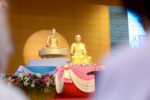 ภาพ No.251227:วันที่ 10 ตุลาคม พ.ศ. 2568 พิธีปฏิบัติธรรม ในวันคล้ายวันเกิด 141 ปี พระมงคลเทพมุนี (สด จนฺทสโร) พระผู้ปราบมาร ณ สภาธรรมกายสากล วัดพระธรรมกาย