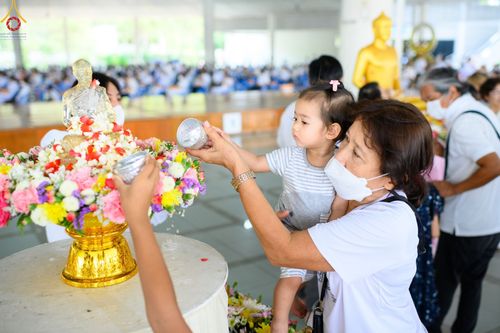 ภาพ No.80241:สาธุชนร่วมสรงน้ำพระและทำบุญ เนื่องในวันสงกรานต์ ณ หอฉันคุณยายอาจารย์ฯ วัดพระธรรมกาย วันที่ 13 เมษายน พ.ศ. 2566