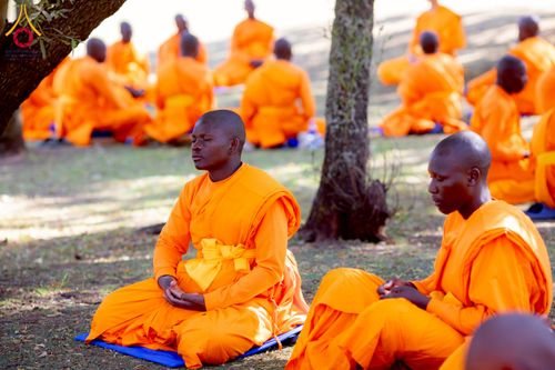 ภาพ No.232972:วันอาทิตย์ 29 มิถุนายน พ.ศ. 2568 กิจกรรมอบรมธรรมทายาทแอฟริกาใต้  ปฏิบัติธรรมสร้างสันติสุขภายใน แสงแห่งพุทธธรรมสู่แผ่นดินแอฟริกาใต้ ณ บริเวณหน้าวัดพระธรรมกายโจฮันเนสเบิร์ก