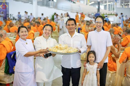 ภาพ No.161003:พิธีถวายภัตตาหารเมนูสวรรค์ ในพรรษาแห่งการเข้าถึงธรรม วันที่ 10 ตุลาคม พ.ศ. 2567 ณ สภาธรรมกายสากล วัดพระธรรมกาย