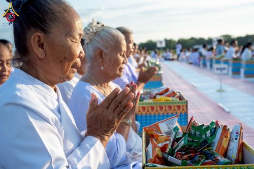 ภาพ No.250515:วันพุธที่ 8 ตุลาคม พ.ศ. 2568 พิธีตักบาตรเทโวโรหณะ ณ ลานธรรมปทุมรัตน์ธรรมเจดีย์ พุทธอุทยานนานาชาติ อ.โพนพิสัย จ.หนองคาย