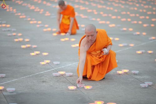 ภาพ No.223935:วันวิสาขบูชา วันอาทิตย์ที่ 11 พฤษภาคม พ.ศ. 2568 พิธีจุดวิสาขประทีป ,  พิธีเวียนประทักษิณรอบพระมหาธรรมกายเจดีย์ , พิธีฉลองชัยสวดมนต์บทธัมมจักกัปปวัตตนสูตร ครบ 7,357,000,000 จบ ณ มหารัตนวิหารคด วัดพระธรรมกาย