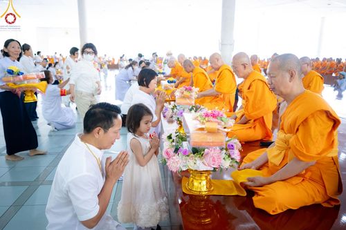 ภาพ No.208338:พิธีสวดพระพุทธมนต์ และถวายภัตตาหารเมนูสวรรค์แด่พระภิกษุ สามเณร วันที่ 15 กุมภาพันธ์ พ.ศ. 2568 ณ หอฉันคุณยายอาจารย์ฯ วัดพระธรรมกาย