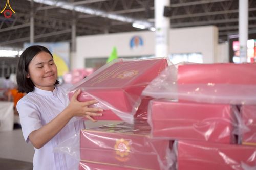 ภาพ No.214307:วันที่ 29 มีนาคม พ.ศ.2568 กิจกรรมใส่ถุงซิปกล่องไทยธรรม เพื่อรักษาความประณีตของกล่องไทยธรรม ในทุกสภาพอากาศ ณ บ้านแก้วเรือนทองคุณยาย วัดพระธรรมกาย