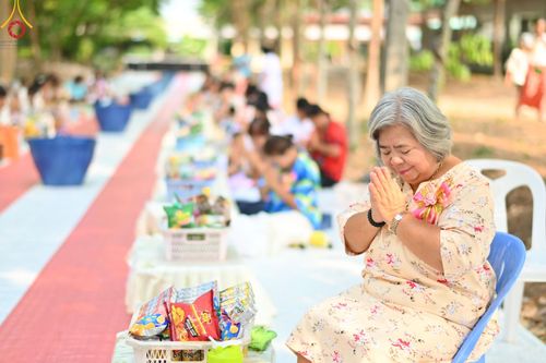 ภาพ No.62830:พิธีตักบาตรฉลองสามเณรใหม่ ในโครงการบรรพชาสามเณร ฟื้นฟูพระพุทธศาสนาทั่วไทย ณ ศูนย์ปฏิบัติธรรมพนมสารคาม(เพชรตะวัน) จ.ฉะเชิงเทรา วันที่ 12 เมษายน พ.ศ. 2567