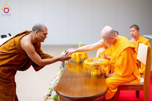 ภาพ No.222592:วันที่ 23 เมษายน พ.ศ. 2568 หลวงพ่อทัตตชีโวต้อนรับคณะสงฆ์บังกลาเทศ ณ อาคาร 100 ปี คุณยายมหารัตนอุบาสิกาจันทร์ ขนนกยูง วัดพระธรรมกาย