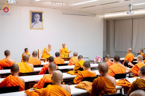 ภาพ No.222414:วันที่ 21 เมษายน พ.ศ. 2568 หลวงพ่อทัตตชีโวต้อนรับคณะสงฆ์ สปป.ลาว ณ อาคาร 100 ปี คุณยายมหารัตนอุบาสิกาจันทร์ ขนนกยูง วัดพระธรรมกาย