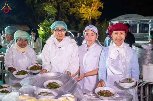 ภาพ No.194876:พิธีถวายภัตตาหารเป็นสังฆทาน แด่พระธรรมยาตรา ณ อนุสรณ์สถานมหาวิหารพระมงคลเทพมุนี (โลตัสแลนด์) อ.สองพี่น้อง จ.สุพรรณบุรี ในโครงการธรรมยาตรา กตัญญูบูชา มหาปูชนียาจารย์ พระมงคลเทพมุนี(สด จนฺทสโร) พระผู้ปราบมาร แห่ง ปีที่ 13 วันที่ 14 มกราคม พ.ศ.2568