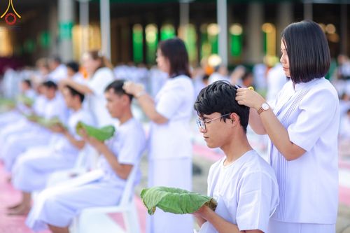 ภาพ No.179969:พิธีปลงผมนาคธรรมทายาท ในโครงการอุปสมบทหมู่ บูชาธรรมมหาปูชนียาจารย์ (ศูนย์อบรมวัดพระธรรมกาย) วันที่ 1 ธันวาคม พ.ศ. 2567 ณ ลานธรรมหารัตนวิหารคด วัดพระธรรมกาย จ.ปทุมธานี