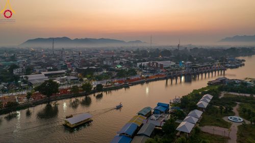 ภาพ No.101792:ตักบาตรพระ 10,000 รูป เติมบุญให้แผ่นดิน เนื่องในโอกาส 192 ปี จังหวัดกาญจนบุรี หนึ่งในโครงการตักบาตรพระ 2,000,000 รูป  77 จังหวัดทุกวัดทั่วไทย วันจันทร์ที่ 11 ธันวาคม พ.ศ. 2566 บริเวณถนนสองแคว (SKY WALK) เมืองกาญจนบุรี