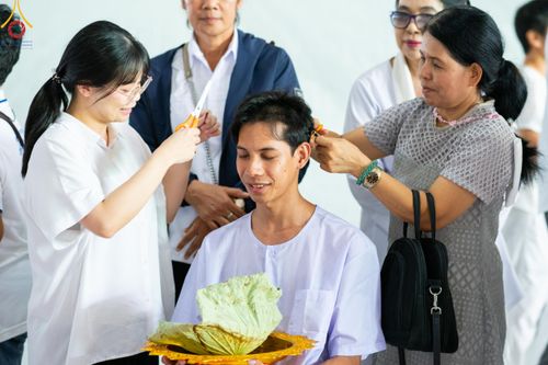 ภาพ No.140233:พิธีตัดปอยผมและปลงผม โครงการอุปสมบทหมู่ธรรมทายาท ระดับอุดมศึกษา รุ่นที่ 51 ภาคฤดูฝน วันเสาร์ที่ 8 มิถุนายน พ.ศ.2567 ณ มหารัตนวิหารคด 9 วัดพระธรรมกาย
