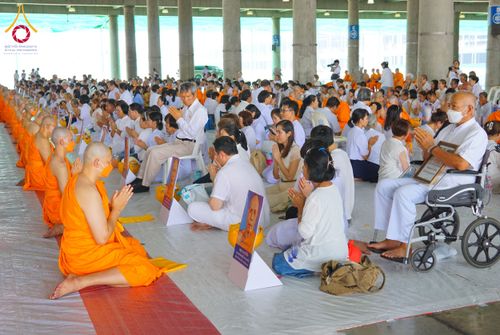 ภาพ No.62532:พิธีถวายบาตรเเละไทยธรรม ในโครงการอุปสมบทหมู่ บูชาธรรมหลวงพ่อธัมมชโย พ.ศ.2567 ณ ลานธรรม พระมหาธรรมกายเจดีย์ วันที่ 13 เมษายน พ.ศ.2567