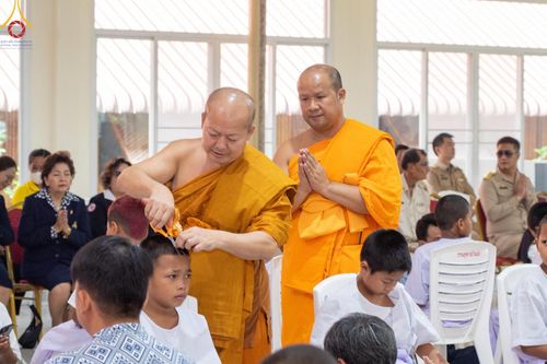 ภาพ No.59094:พิธีปลงผมและแห่นาคธรรมทายาท ในโครงการบรรพชาสามเณร ภาคฤดูร้อน เฉลิมพระเกียรติพระบาทสมเด็จพระเจ้าอยู่หัว เนื่องในโอกาส  พระราชพิธีมหามงคลเฉลิมพระชนมพรรษา 6 รอบ  ปลงผมนาคในวันที่ 21 เมษายน พ.ศ 2567 ณ วัดกลางธนรินทร์ (ธรรมอุทยานบ้านแป้ง)