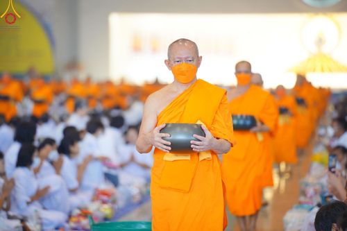 ภาพ No.122992:พิธีตักบาตร และพิธีบูชาข้าวพระ ในวันอาทิตย์ต้นเดือนที่ 4 กุมภาพันธ์ พ.ศ. 2567 ณ วัดพระธรรมกาย จ.ปทุมธานี