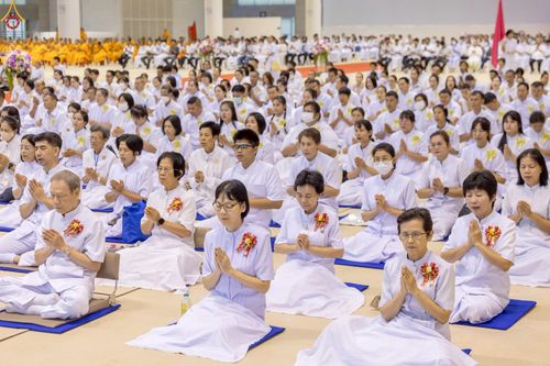 ภาพ No.233743:วันเสาร์ที่ 19 กรกฎาคม พ.ศ.2568 วันมหารำลึก ครั้งที่ 35 พิธีรำลึกถึงนักสร้างบารมี , พิธีสวดพระพุทธมนต์ , พิธีทอดผ้าบังสกุลและถวายไทยธรรม วัดพระธรรมกาย