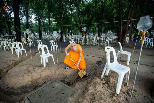 ภาพ No.88665:คณะสงฆ์ เจ้าหน้าที่ และสาธุชน ทุ่มเทแรงกายแรงใจเตรียมงาน เพื่องานวันครูผู้ค้นพบวิชชาธรรมกาย ตั้งแต่วันที่ 20 กันยายน พ.ศ. 2566