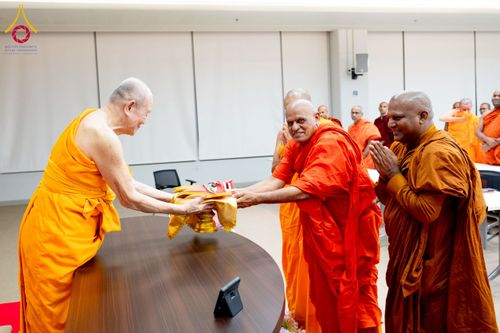 ภาพ No.222533:วันที่ 21 เมษายน พ.ศ. 2568 หลวงพ่อทัตตชีโวต้อนรับคณะสงฆ์ศรีลังกา ณ อาคาร 100 ปี คุณยายมหารัตนอุบาสิกาจันทร์ ขนนกยูง วัดพระธรรมกาย