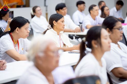 ภาพ No.223092:วันที่ 24 เมษายน พ.ศ. 2568 หลวงพ่อทัตตชีโวต้อนรับคณะเมียนมา อุบาสก อุบาสิกา 180 คน ณ อาคาร 100 ปี คุณยายมหารัตนอุบาสิกาจันทร์ ขนนกยูง วัดพระธรรมกาย