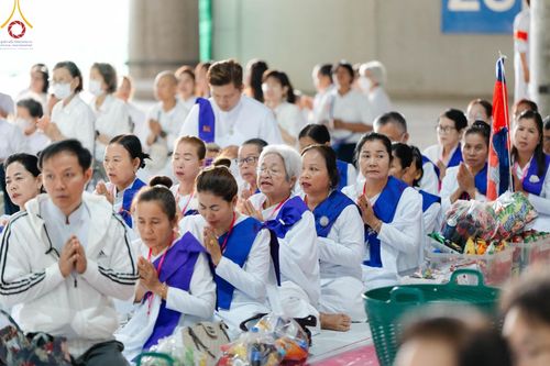 ภาพ No.145706:พิธีตักบาตรฉลองพระใหม่ รุ่นเข้าพรรษา ณ วิหารคด วัดพระธรรมกาย วันเสาร์ที่ 20 กรกฎาคม พ.ศ. 2567