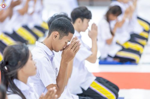 ภาพ No.249046:วันที่ 26-28 กันยายน พ.ศ. 2568 โครงการอบรม อุบาสกแก้ว อุบาสิกาแก้ว รุ่นที่ 3  ณ ศูนย์ปฏิบัติธรรมสมุทรปราการ ได้รับความเมตตาจากคณะสงฆ์ในพื้นที่  รวมถึงผู้บริหารสถานศึกษา ที่นำนักเรียนระดับมัธยมปลาย  มารับฟังข้อมูลเพื่อที่จะเป็นกำลังสำคัญ ในการเข้าร่วมขบวน