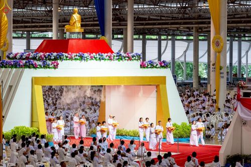 ภาพ No.243900:วันอาทิตย์ที่ 7 กันยายน พ.ศ. 2568 พิธีทอดผ้าป่าสมทบกฐินวัดพระธรรมกาย และสมทบกฐิน 30,000 วัดทั่วไทย ครั้งที่ 2 ณ ห้องแก้วสารพัดนึก 1 วัดพระธรรมกาย