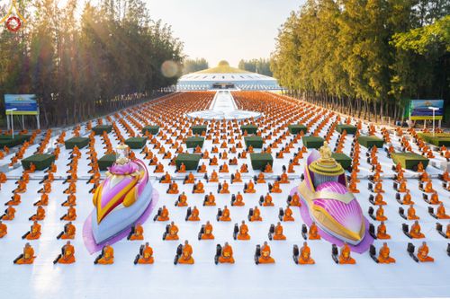 พระธรรมยาตราร่วมปฏิบัติธรรม และถ่ายภาพหมู่ประวัติศาสตร์ หน้ามหาวิหารพระมงคลเทพมุนี วันที่ 27 ธันวาคม พ.ศ. 2566