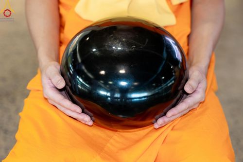 ภาพ No.143367:พิธีตักบาตร ข้าวสารอาหารแห้ง ณ บ้านแก้วเรือนทองคุณยายฯ และ พิธีบูชาข้าวพระ  ณ สภาธรรมกายสากล วัดพระธรรมกาย วันอาทิตย์ที่ 7 กรกฎาคม พ.ศ. 2567