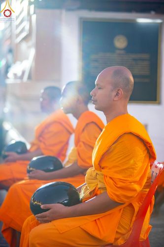 ภาพ No.197612:พิธีตักบาตรพระธรรมยาตรา ณ อนุสรณ์สถานลำดับที่ 4 สถานที่เกิดด้วยกายธรรม วัดโบสถ์(บน) ต.บางคูเวียง จ.นนทบุรี ในโครงการธรรมยาตรา กตัญญูบูชา มหาปูชนียาจารย์ พระมงคลเทพมุนี(สด จนฺทสโร) พระผู้ปราบมาร อนุสรณ์สถาน 7 แห่ง ปีที่ 13 วันที่ 19 มกราคม พ.ศ. 2568