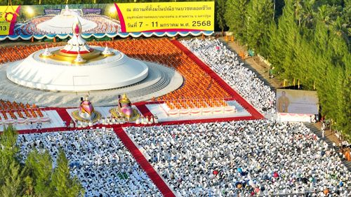 ภาพ No.192618:พิธีจุดประทีปถวายเป็นพุทธบูชา และบูชาธรรมมหาปูชนียาจารย์ ณ อนุสรณ์สถานคลองบางนางแท่น อ.สามพราน จ.นครปฐม ในโครงการธรรมยาตรา กตัญญูบูชา มหาปูชนียาจารย์ พระมงคลเทพมุนี(สด จนฺทสโร) พระผู้ปราบมาร อนุสรณ์สถาน 7 แห่ง ปีที่ 13 วันที่ 10 มกราคม พ.ศ. 2568