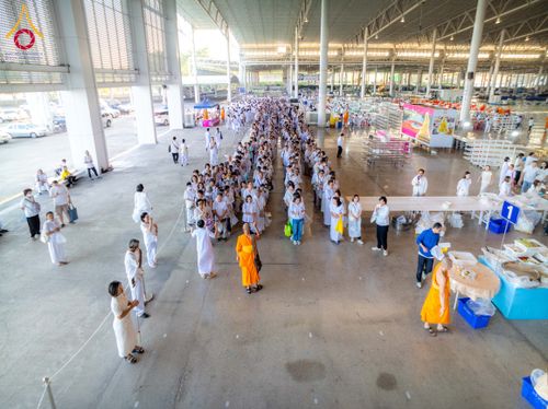 ภาพ No.279179:วันที่ 2 มกราคม พ.ศ.2569 พิธีถวายภัตตาหารเป็นสังฆทาน แด่พระธรรมยาตรา ณ วัดพระธรรมกาย ปทุมธานี ในโครงการธรรมยาตรา กตัญญูบูชา มหาปูชนียาจารย์ พระมงคลเทพมุนี(สด จนฺทสโร) พระผู้ปราบมาร อนุสรณ์สถาน 7 แห่ง ปีที่ 14