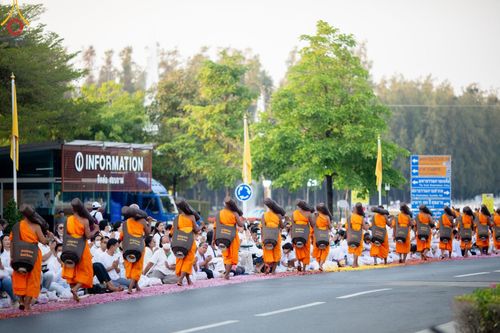 ภาพ No.202020:พิธีต้อนรับพระธรรมยาตรา ณ อนุสรณ์สถานลำดับที่ 7 สถานที่ขยายวิชชาธรรมกาย วัดพระธรรมกาย ต.คลองสาม อ.คลองหลวง จ.ปทุมธานี ในโครงการธรรมยาตรา กตัญญูบูชา มหาปูชนียาจารย์ พระมงคลเทพมุนี(สด จนฺทสโร) พระผู้ปราบมาร อนุสรณ์สถาน 7 แห่ง ปีที่ 13 วันที่ 26 มกราคม 2568