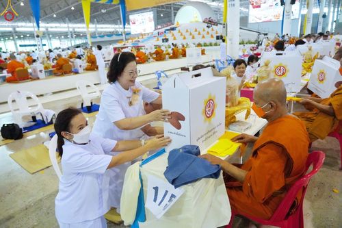ภาพ No.85372:พิธีถวายมหาสังฆทานคณะสงฆ์ 2000 กว่าวัดทั่วประเทศปีที่ 23, พิธีถวายไทยธรรมคณะสงฆ์ 323 วัด 4 จังหวัดชายแดนภาคใต้, พิธีมอบปัจจัยช่วยเหลือครู 4 จังหวัดชายแดนภาคใต้ ณ สภาธรรมกายสากล วัดพระธรรมกาย ในวันสมาธิโลก อาทิตย์ที่ 6 สิงหาคม พ.ศ. 2566