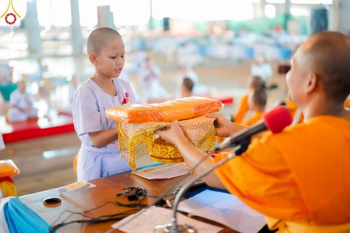 ภาพ No.214601:วันศุกร์ที่ 4 เมษายน พ.ศ.2568 นาคธรรมทายาทตักบาตรพระพี่เลี้ยง ในโครงการบรรพชาสามเณร ฟื้นฟูพระพุทธศาสนาทั่วไทย ณ วิหารคด 22 วัดพระธรรมกาย