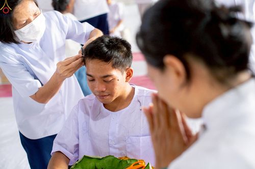 ภาพ No.248609:วันที่ 28 กันยายน พ.ศ. 2568 พิธีตัดปอยผม และปลงผม โครงการอุปสมบทบูชาธรรม 141 ปี พระมงคลเทพมุนี ณ วิหารคด วัดพระธรรมกาย