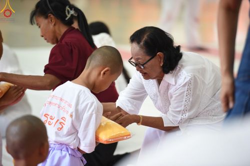 ภาพ No.135579:พิธีขอขมามอบผ้าไตร, พิธีบรรพชาสามเณร ในโครงการบรรพชาสามเณร ฟื้นฟูพระพุทธศาสนาทั่วไทย ณ วัดพระพุทธบาท ราชวรมหาวิหาร อ.พระพุทธบาท จ.สระบุรี วันที่ 6 เมษายน พ.ศ. 2567