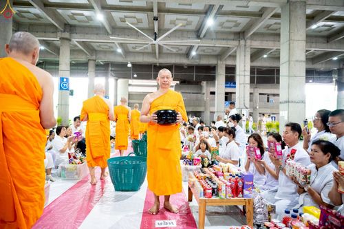 ภาพ No.235328:วันที่ 27 กรกฎาคม พ.ศ. 2568 พิธีตักบาตรฉลองพระใหม่ โครงการบรรพชาและอุปสมบทมู่รุ่นเข้าพรรษา ณ วัดพระธรรมกาย