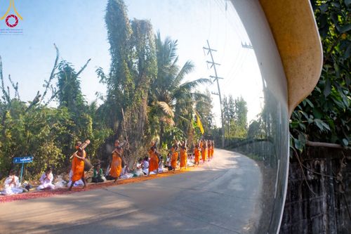 ภาพ No.107870:พิธีต้อนรับพระธรรมยาตรา ในโครงการธรรมยาตรากตัญญูบูชา มหาปูชนียาจารย์ พระมงคลเทพมุนี(สด จนฺทสโร) พระผู้ปราบมาร อนุสรณ์สถาน 7 แห่ง ปีที่ 12 วันที่ 7 มกราคม พ.ศ. 2567 ณ อนุสรณ์สถานคลองบางนางแท่น  อ.สามพราน จ.นครปฐม