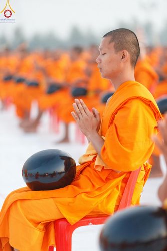 ภาพ No.201036:พิธีตักบาตรพระธรรมยาตรา ณ อนุสรณ์สถานลำดับที่ 5 สถานที่เผยแผ่วิชชาธรรมกายครั้งแรก อนุสรณ์สถานบางปลา วัดบางปลา อำเภอบางเลน จังหวัดนครปฐม ในโครงการธรรมยาตรา กตัญญูบูชา มหาปูชนียาจารย์ พระมงคลเทพมุนี(สด จนฺทสโร) พระผู้ปราบมาร อนุสรณ์สถาน 7 แห่ง ปีที่ 13