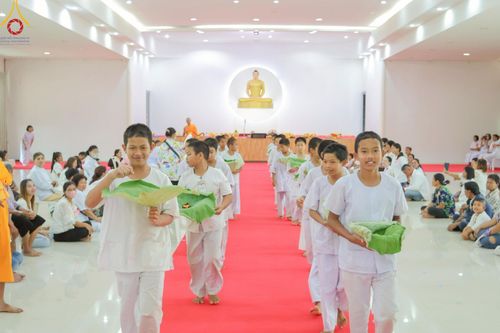 ภาพ No.216196:วันเสาร์ที่ 5 เมษายน พ.ศ. 2568 พิธีตัดปอยผม พิธีขอขมาผู้ปกครอง พิธีขอขมามอบผ้าไตร พิธีบรรพชา พิธีถวายบาตรสามเณร ณ ศูนย์ปฏิบัติธรรมและศูนย์อบรมเยาวชนเพชรบุรี ต.ท่าแลง อ.ท่ายาง จ.เพชรบุรี