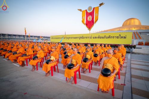 ภาพ No.105254:พิธีตักบาตรฉลองพระบวชใหม่ รุ่นบูชาธรรมมหาปูชนียาจารย์ และต้อนรับศักราชใหม่ วันจันทร์ที่ 1 มกราคม พ.ศ. 2567 ณ ลานธรรมพระมหาธรรมกายเจดีย์ วัดพระธรรมกาย