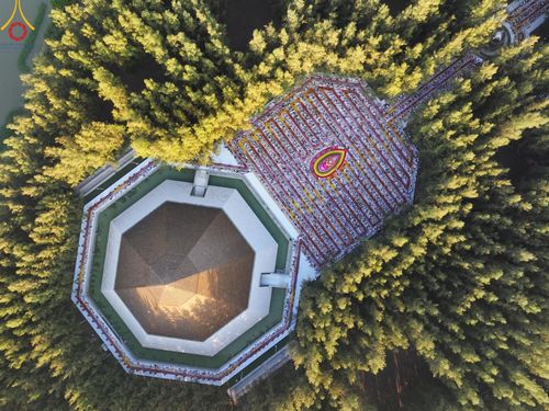 ภาพ No.188769:พิธีต้อนรับพระธรรมยาตรา ในโครงการธรรมยาตรา กตัญญูบูชา มหาปูชนียาจารย์ พระมงคลเทพมุนี(สด จนฺทสโร) พระผู้ปราบมาร อนุสรณ์สถาน 7 แห่ง ปีที่ 13 วันที่ 3 มกราคม พ.ศ. 2568 ณ อนุสรณ์สถานมหาวิหารพระมงคลเทพมุนี (โลตัสแลนด์) อ.สองพี่น้อง จ.สุพรรณบุรี