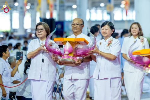 ภาพ No.215398:วันอาทิตย์ต้นเดือนที่ 6 เมษายน พ.ศ. 2568 ขบวนอัญเชิญผ้าป่าสมทบ มหาสังฆทาน 40,000 กว่าวัดทั่วประเทศ ณ สภาธรรมกายสากล วัดพระธรรมกาย