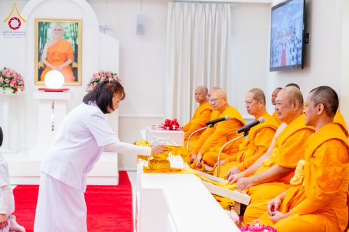 ภาพ No.62387:คณะศิษยานุศิษย์รวมใจสถาปนาและสมโภช ธรรมจักร เพื่ออัญเชิญประดิษฐาน ณ ยอดอุโบสถ 80 ปี หลวงพ่อธัมมชโย วัดพระธรรมกายนิวเจอร์ซี ประเทศสหรัฐอเมริกา  วันอาทิตย์ที่ 7 เมษายน พ.ศ. 2567