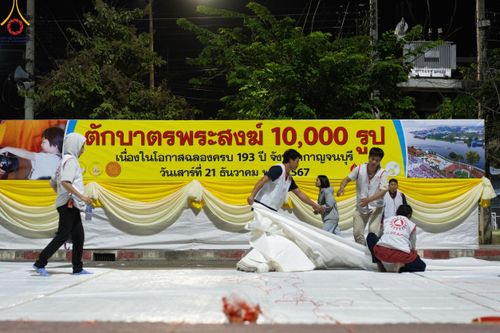 ภาพ No.185583:V.47 เบื้องหลังของเบื้องหน้า งานตักบาตรพระ 10,000 รูป ณ จ.กาญจนบุรี วันที่ 20-21 ธันวาคม พ.ศ. 2567