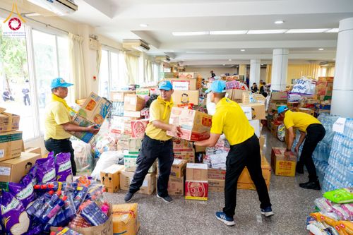 ภาพ No.159405:วัดพระธรรมกาย มูลนิธิธรรมกาย คณะศิษยานุศิษย์ฯ มอบถุงยังชีพ ข้าวสารอาหารแห้ง สมทบศูนย์รับบริจาคช่วยเหลือ ผู้ประสบภัยภาคเหนือ จังหวัดปทุมธานี มอบชุดอาหารปรุงสุกใหม่ ส่งแรงใจแก่เจ้าหน้าที่ผู้ปฏิบัติงาน และจิตอาสา วันที่ 27 กันยายน พ.ศ. 2567