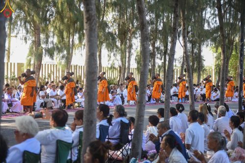 ภาพ No.193267:พิธีต้อนรับพระธรรมยาตรา ณ อนุสรณ์สถาน สถานที่เกิดในเพศสมณะ วัดสองพี่น้อง อำเภอสองพี่น้อง จังหวัดสุพรรณบุรี ในโครงการธรรมยาตรา กตัญญูบูชา มหาปูชนียาจารย์ พระมงคลเทพมุนี(สด จนฺทสโร) พระผู้ปราบมาร อนุสรณ์สถาน 7 แห่ง ปีที่ 13 วันที่ 11 มกราคม พ.ศ. 2568