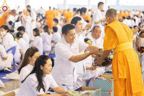 ภาพ No.92121:พิธีตักบาตร ในวันทอดกฐินสามัคคี ประจำปีพุทธศักราช 2566 วันอาทิตย์ต้นเดือนที่ 5 พฤศจิกายน พ.ศ. 2566 ณ สภาธรรมกายสากล วัดพระธรรมกาย จ.ปทุมธานี